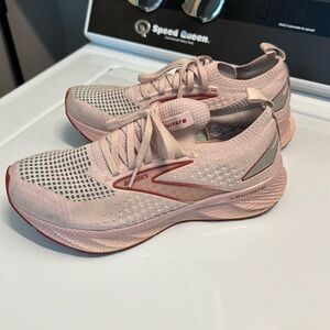 Brooks Levitate size 8